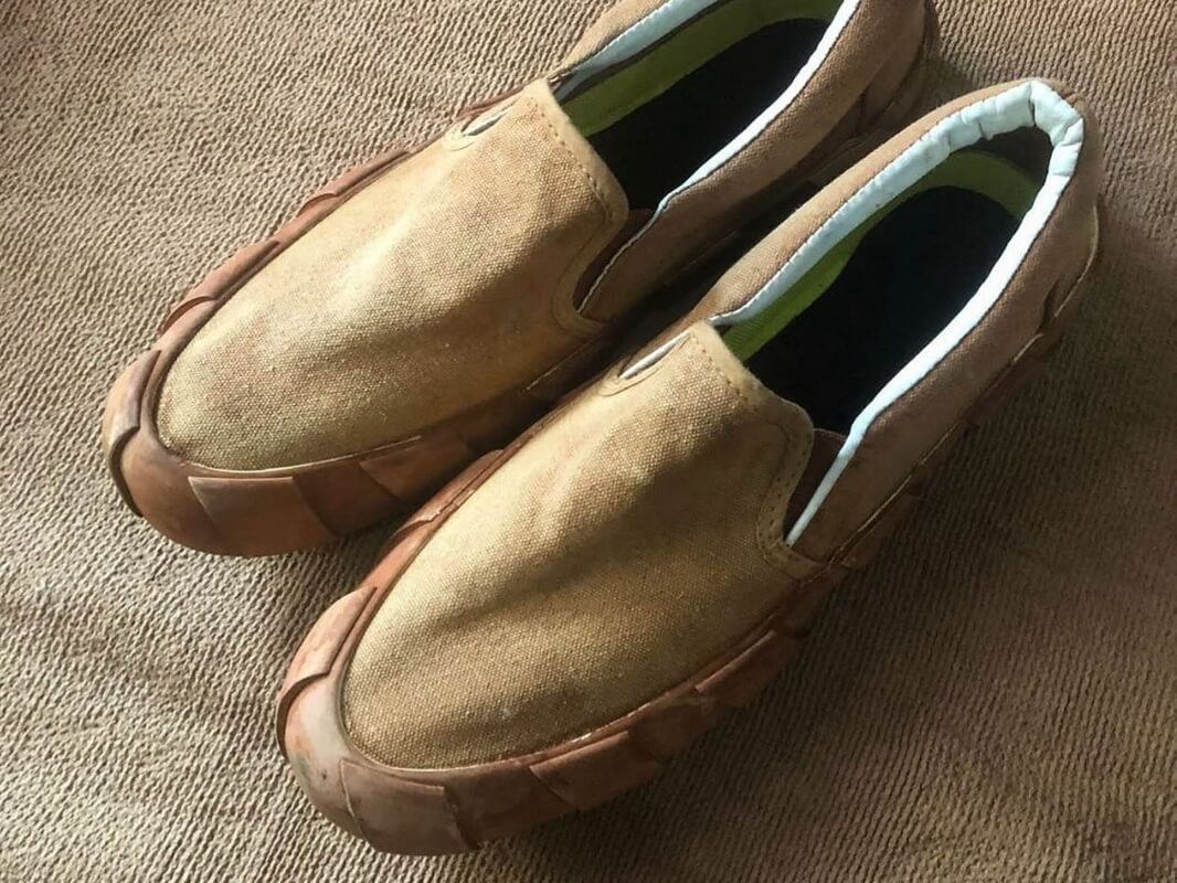 Hasil pewarnaan dari ampas kopi untuk dicelup ulang ke sepatu slip on yang berwarna putih